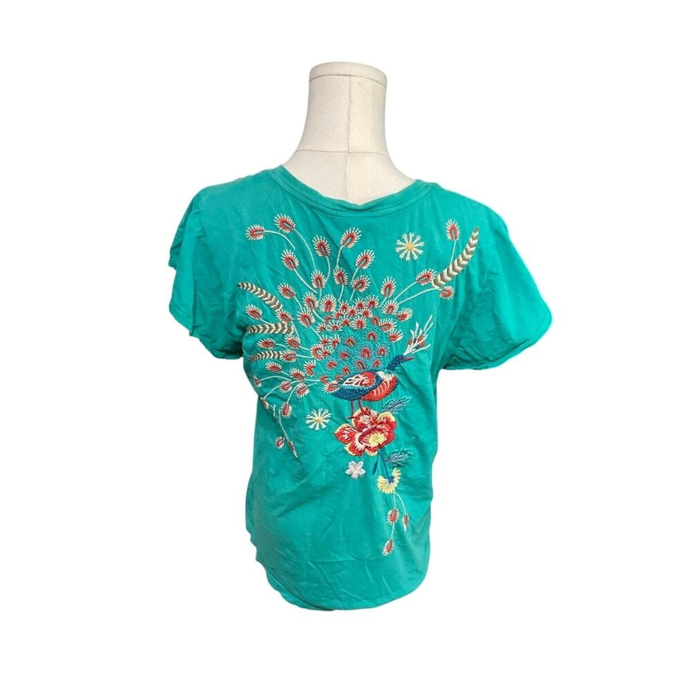 Johnny Was Embroidered Cotton Tee Peacock Floral Size Medium V-Neck Short Sleeve